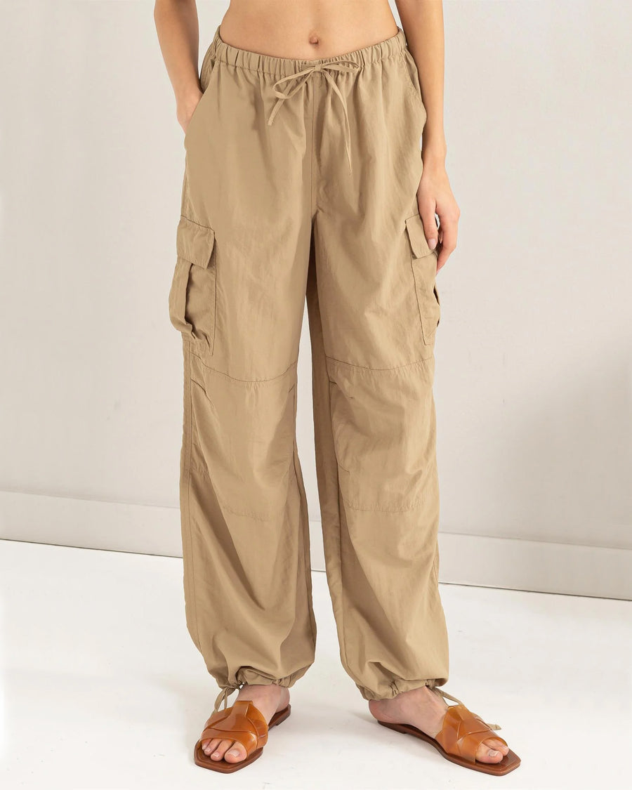 PANTALONES CARGO DE PARACAÍDAS DE TIRO MEDIO 