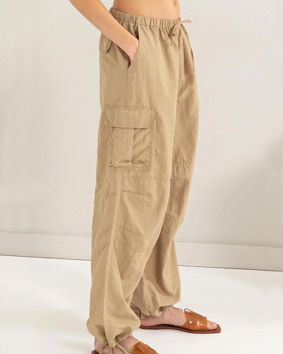 PANTALONES CARGO DE PARACAÍDAS DE TIRO MEDIO 